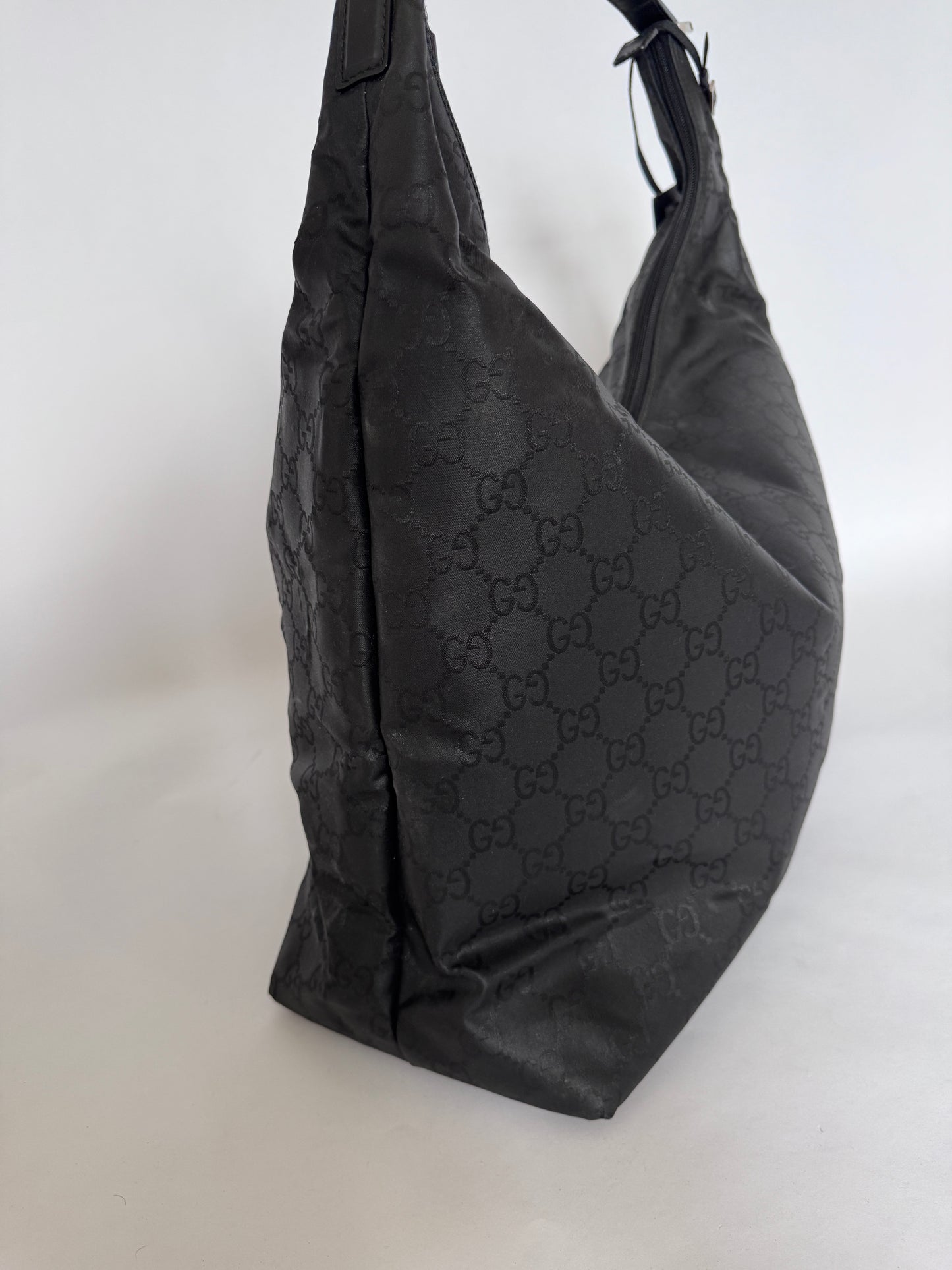 Detailaufnahme der Seitenansicht dieser schwarz preloved Reisegepäck-Tasche.