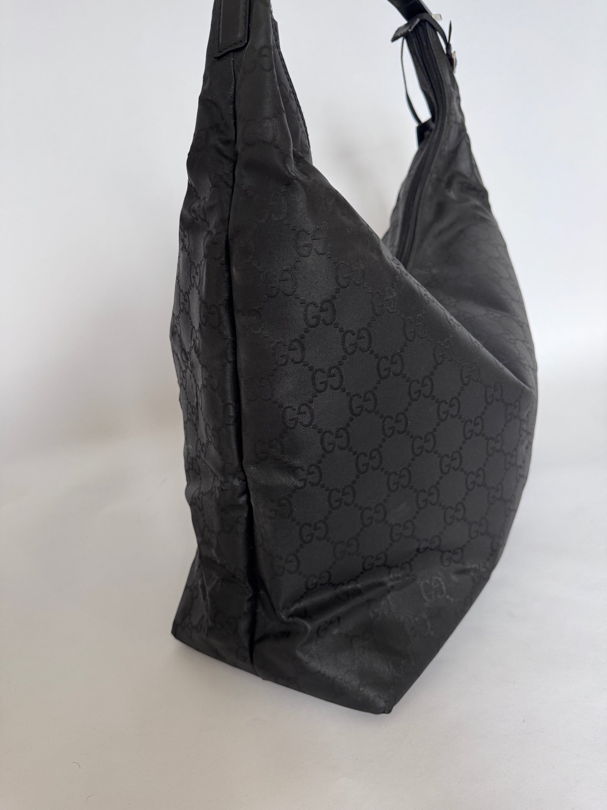 Detailaufnahme der Seitenansicht dieser schwarz preloved Reisegepäck-Tasche.