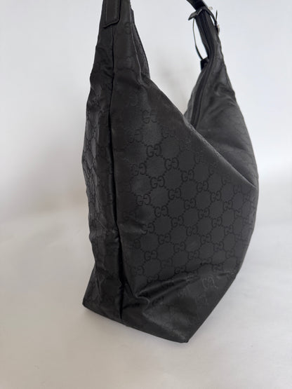 Detailaufnahme der Seitenansicht dieser schwarz preloved Reisegepäck-Tasche.