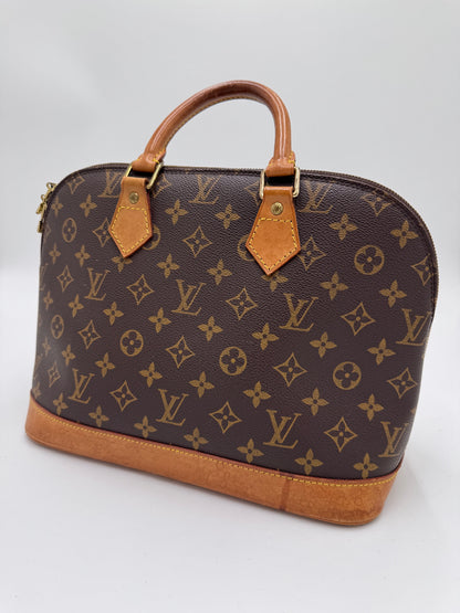 Gesamtansicht der Monogram luxury secondhand Louis Vuitton Alma PM in Größe Medium.