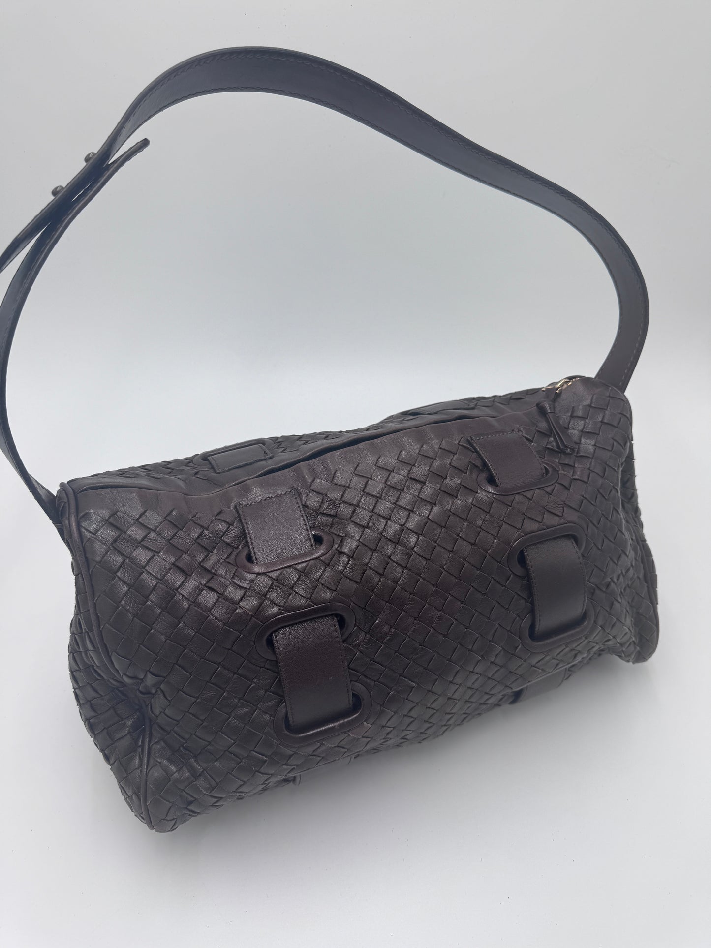 Gesamtansicht der Bottega Veneta Shoulder Bag aus braunem Leder, Medium