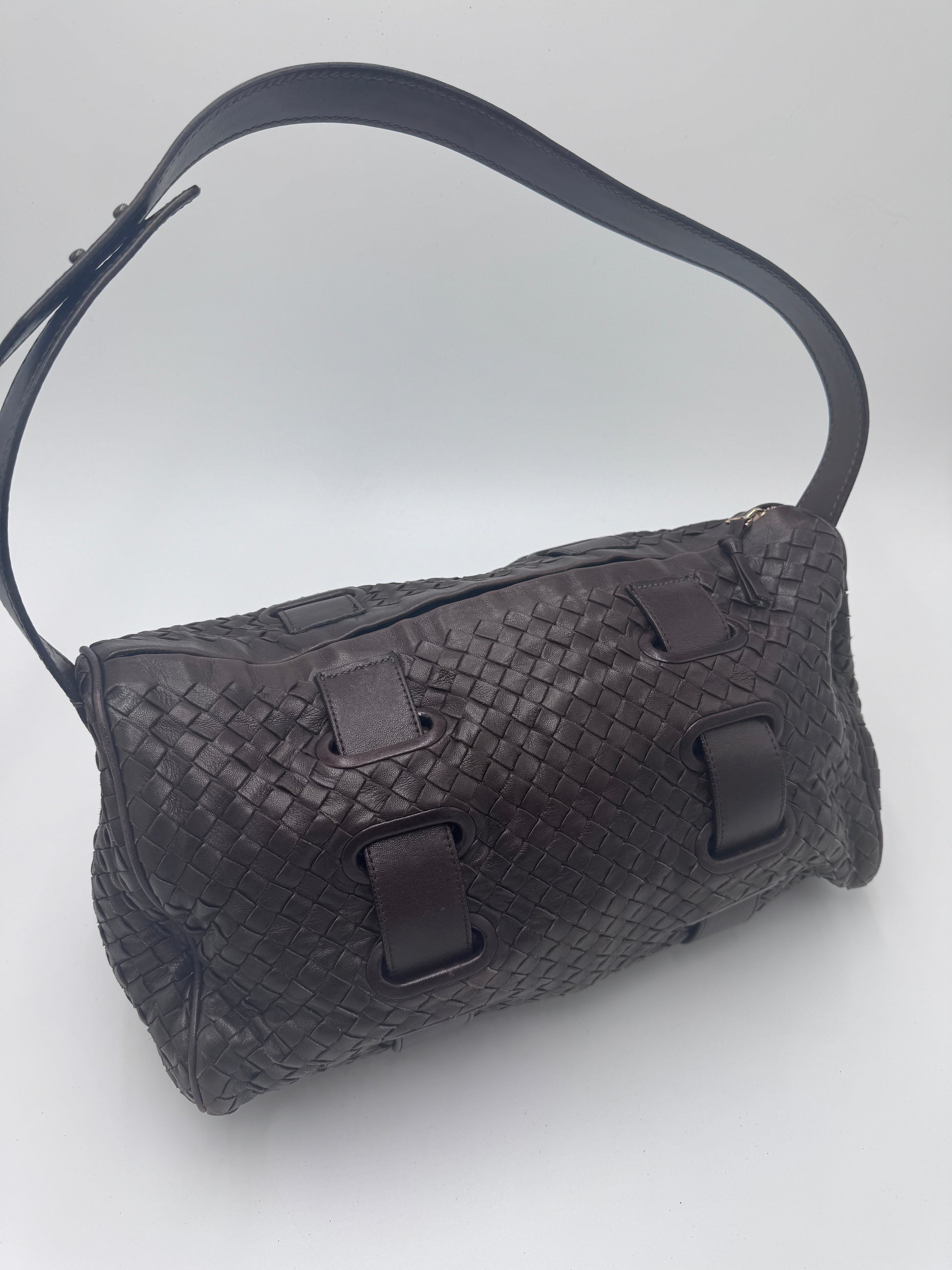 Gesamtansicht der Bottega Veneta Shoulder Bag aus braunem Leder, Medium