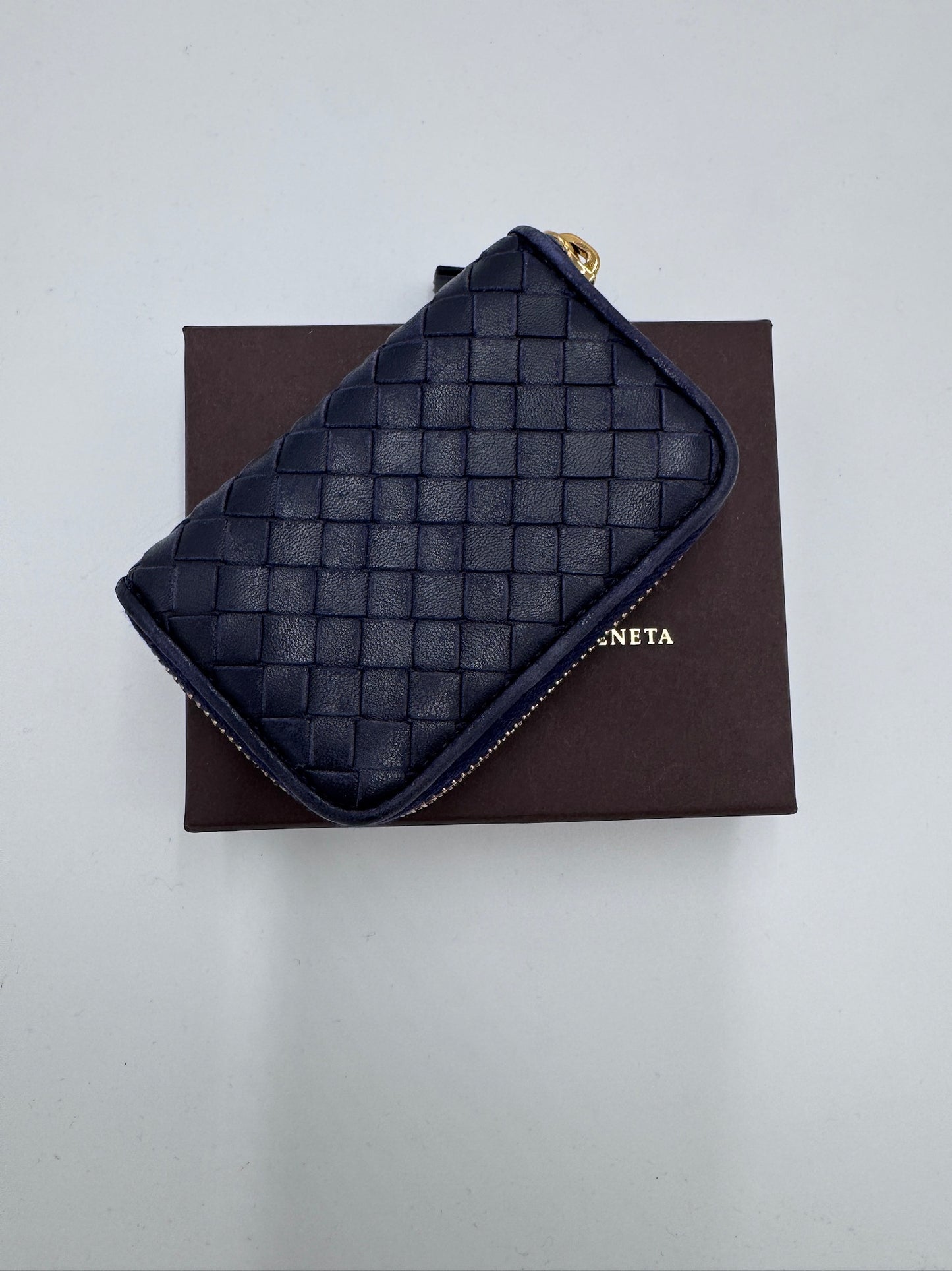 Gesamtansicht des Bottega Veneta Zip-around Wallet / Portemonnaie aus blauem Leder, Klein