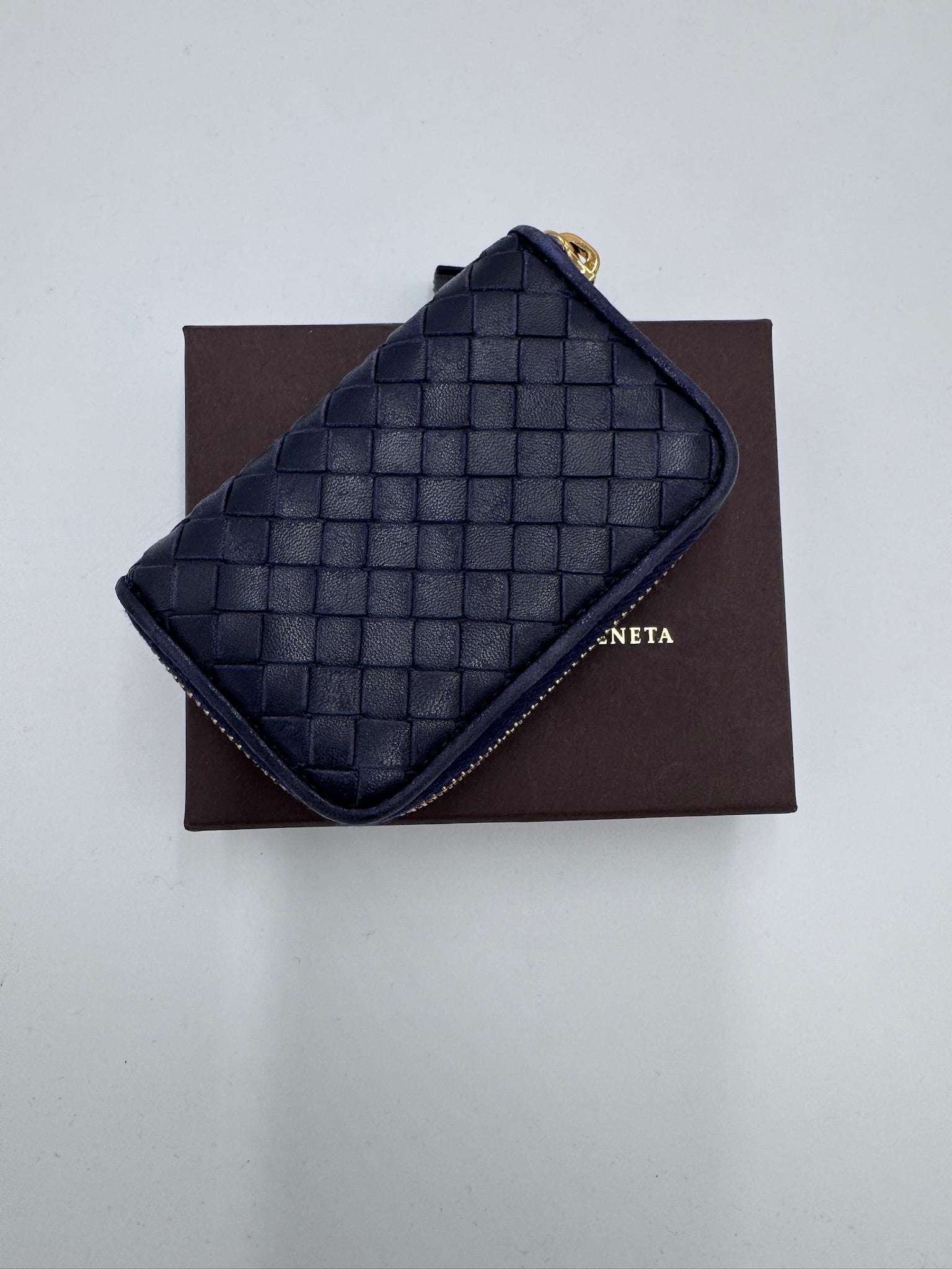 Gesamtansicht des Bottega Veneta Zip-around Wallet / Portemonnaie aus blauem Leder, Klein