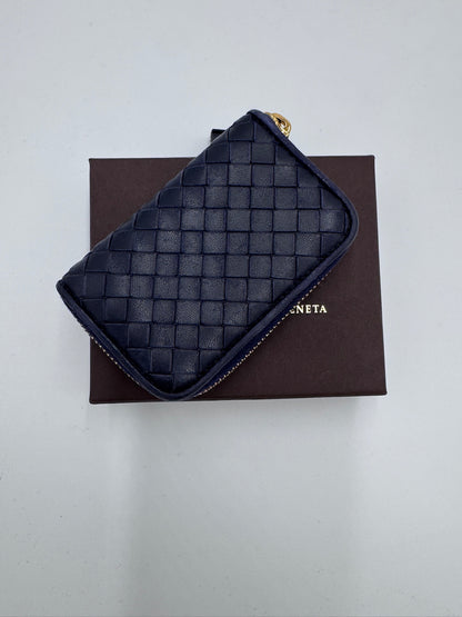 Gesamtansicht des Bottega Veneta Zip-around Wallet / Portemonnaie aus blauem Leder, Klein