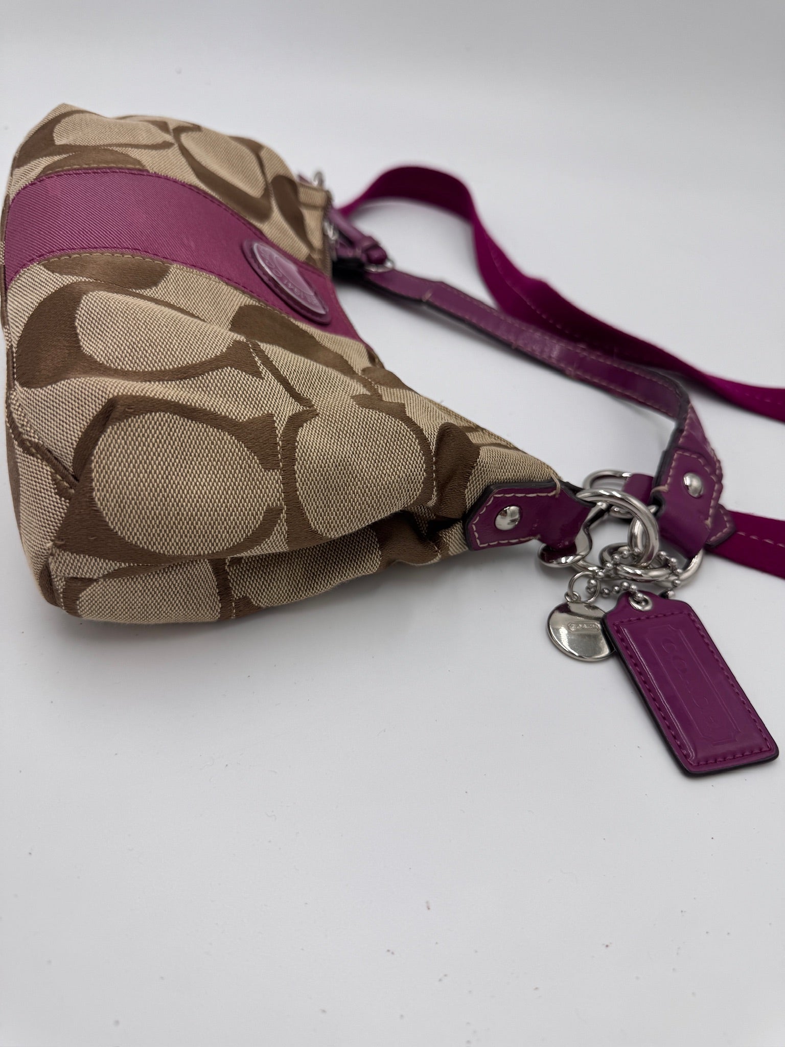 Detailaufnahme der Seitenansicht dieser Rosa secondhand Crossbody-Tasche.