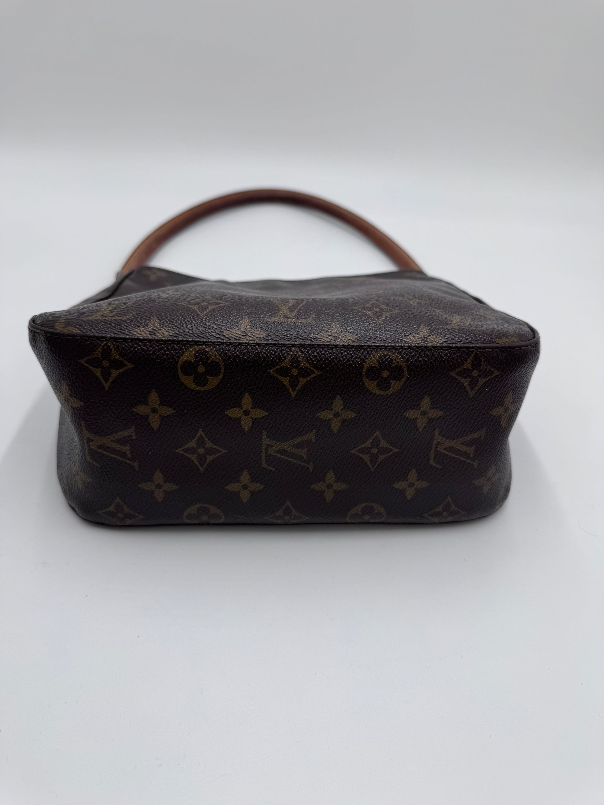 Taschenboden der pre-owned Louis Vuitton Mini Looping – robuste Basis in monogram.