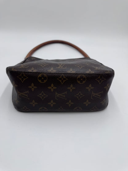 Taschenboden der pre-owned Louis Vuitton Mini Looping – robuste Basis in monogram.