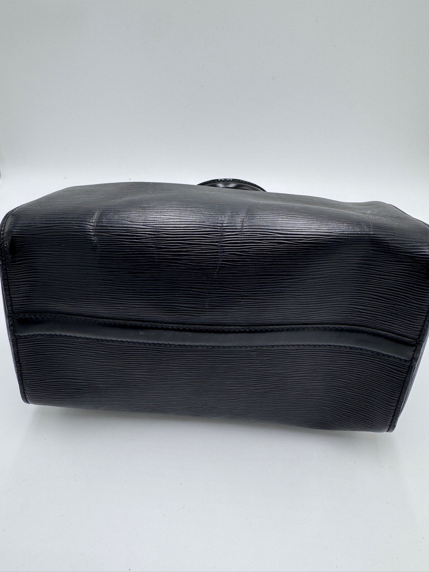 Unterseite dieser preloved Louis Vuitton Epiline Speedy 30 mit edlem Look in Schwarz.