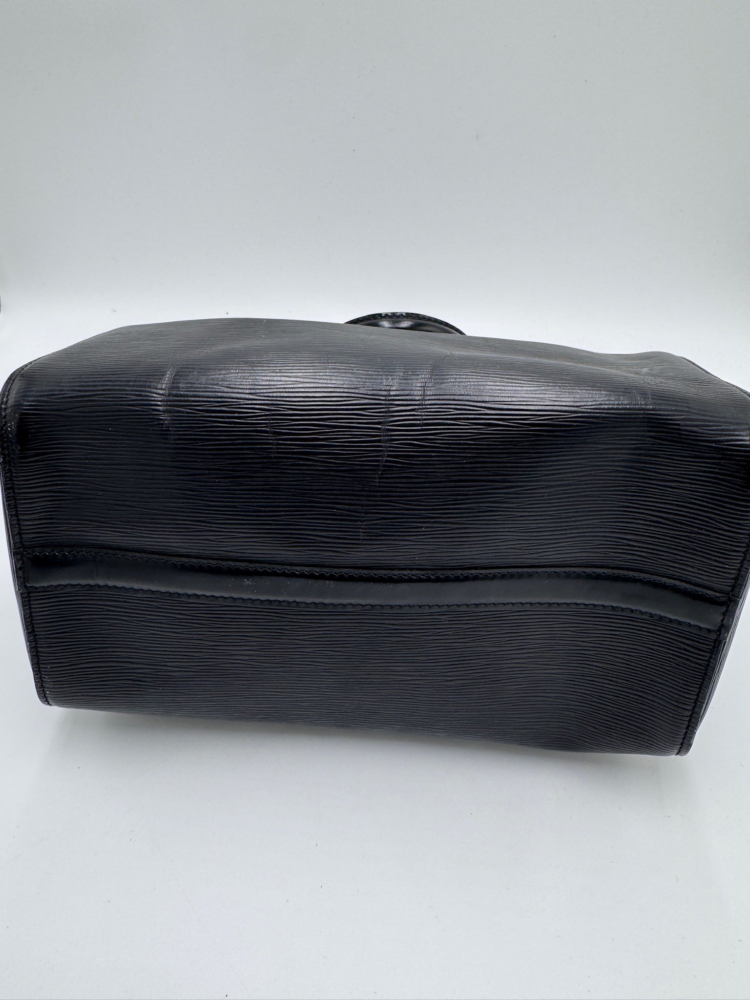 Unterseite dieser preloved Louis Vuitton Epiline Speedy 30 mit edlem Look in Schwarz.