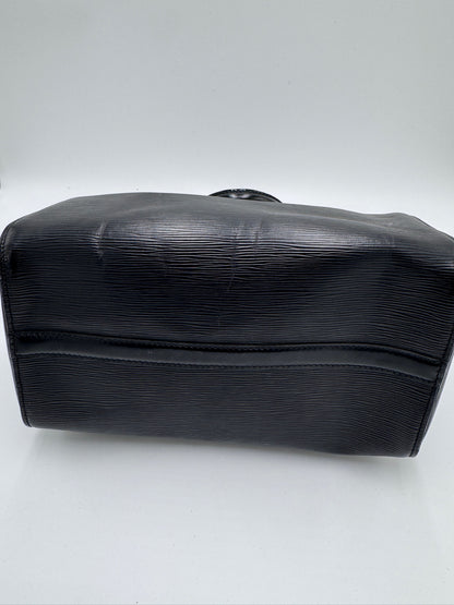 Unterseite dieser preloved Louis Vuitton Epiline Speedy 30 mit edlem Look in Schwarz.