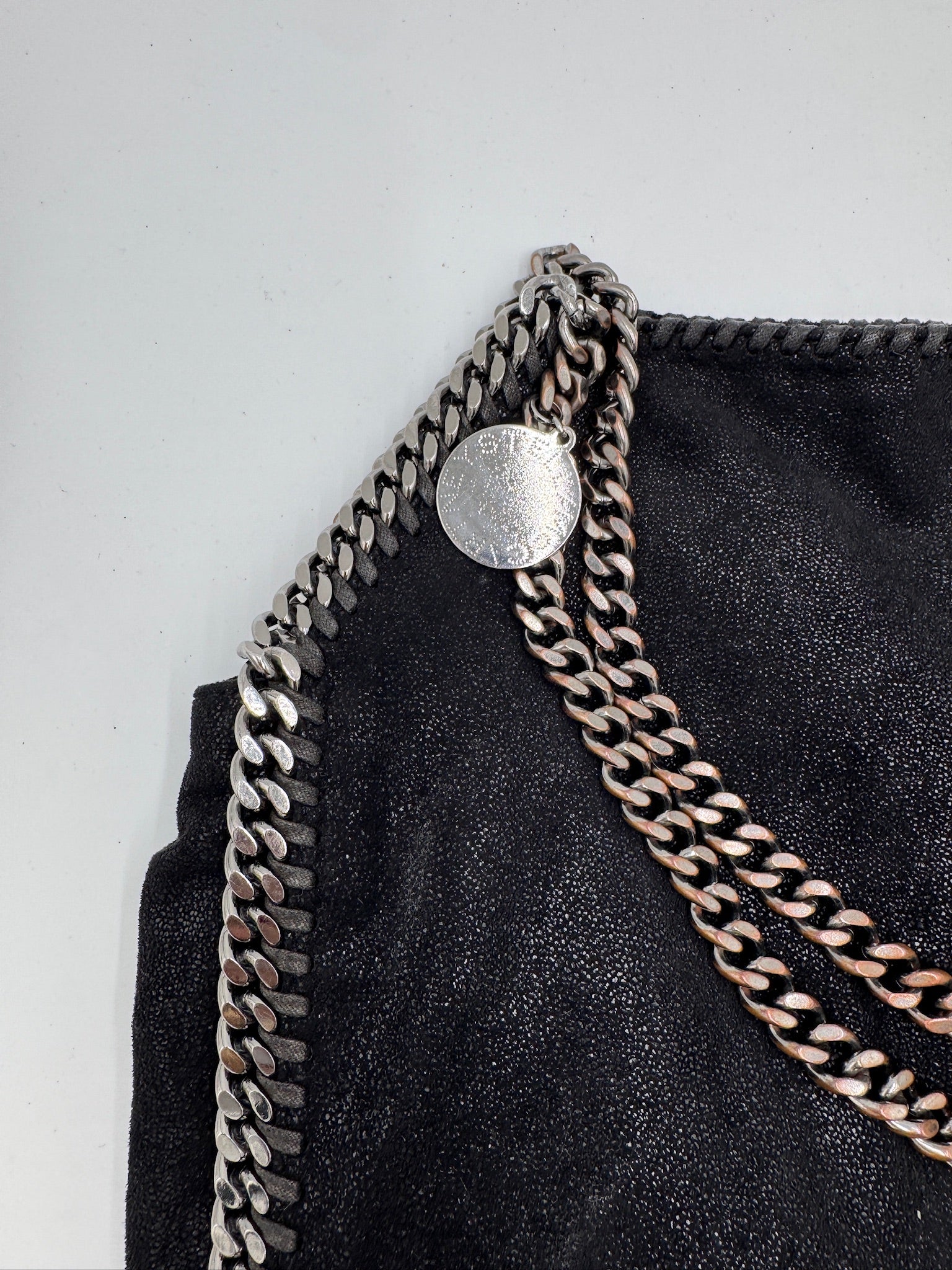 Detailansicht des Rückteils der Stella McCartney Falabella Maci (Schwarz).