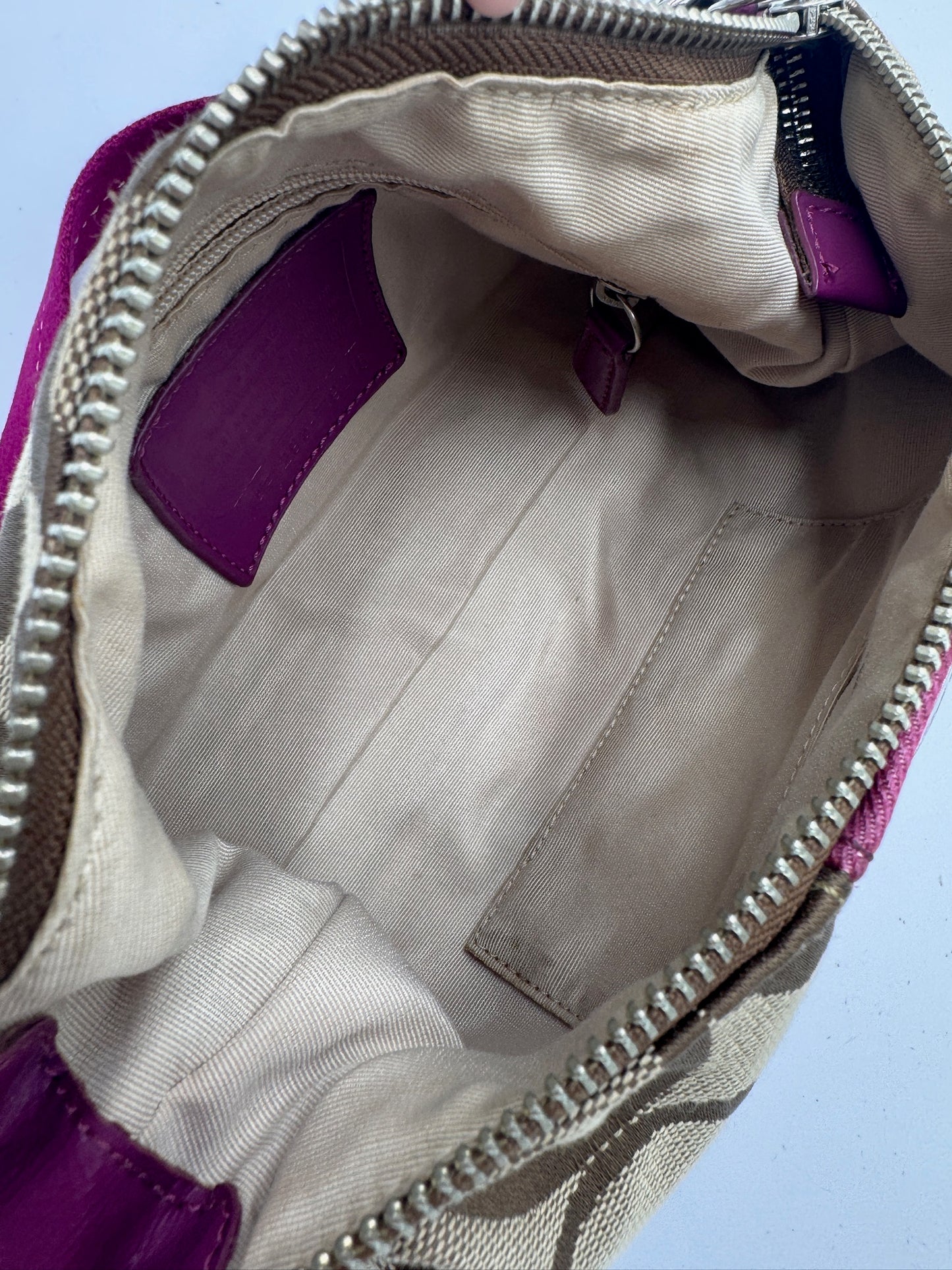 Innenraum dieser luxuriösen Coach Shoulder Bag – Secondhand-Stil mit Klasse.