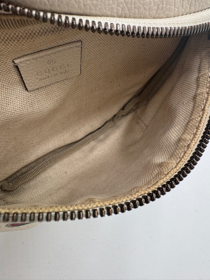 Innenraum dieser luxuriösen Gucci Bauchtasche – Secondhand-Stil mit Klasse.