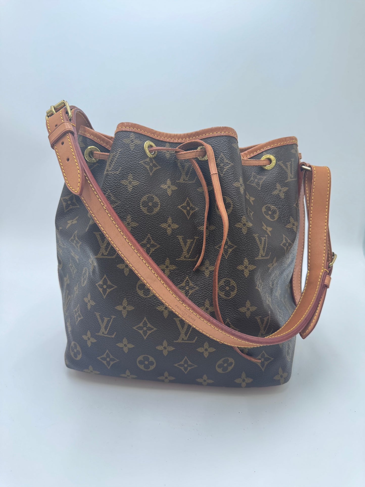Komplette Ansicht der secondhand Louis Vuitton Petite Noe – luxuriöse Beuteltasche-Tasche in monogram.
