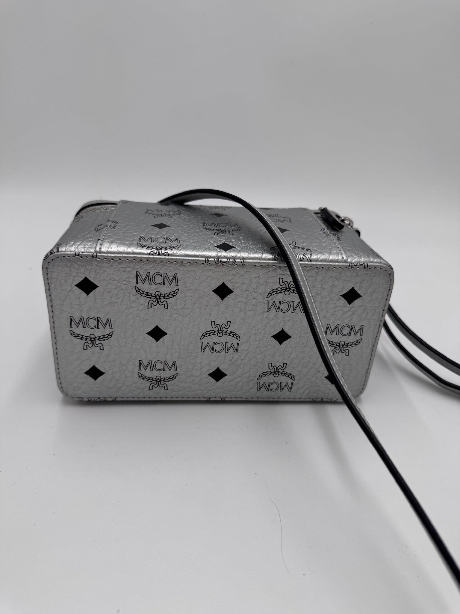 Taschenboden der preloved MCM – robuste Basis in Silber.