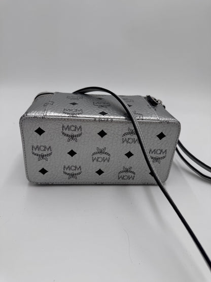 Taschenboden der preloved MCM – robuste Basis in Silber.