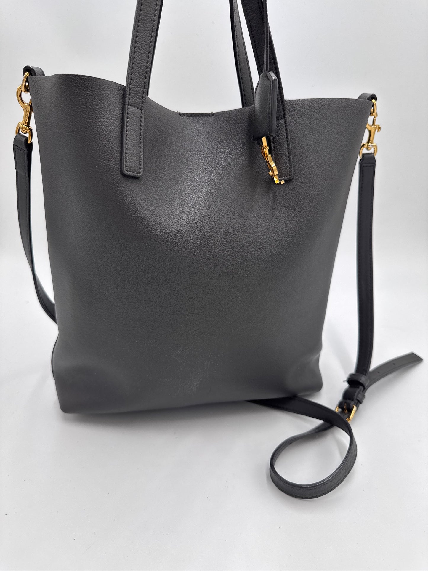 Hintere Perspektive dieser luxury secondhand Saint Laurent Shopper Grey in Grau.