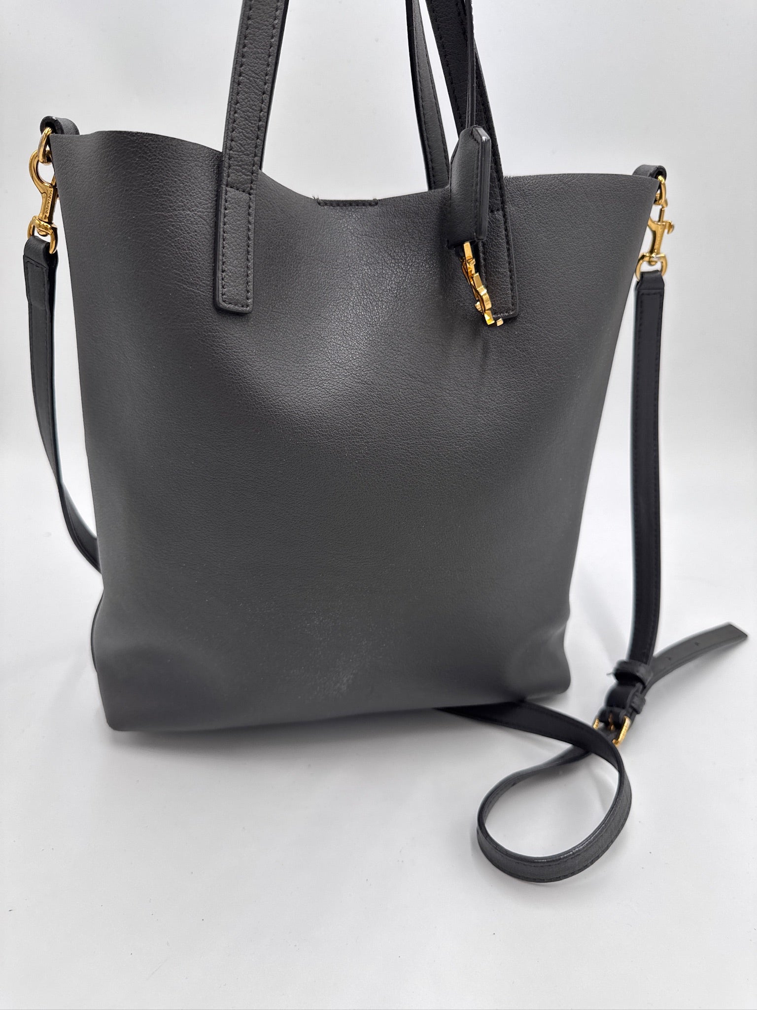 Hintere Perspektive dieser luxury secondhand Saint Laurent Shopper Grey in Grau.