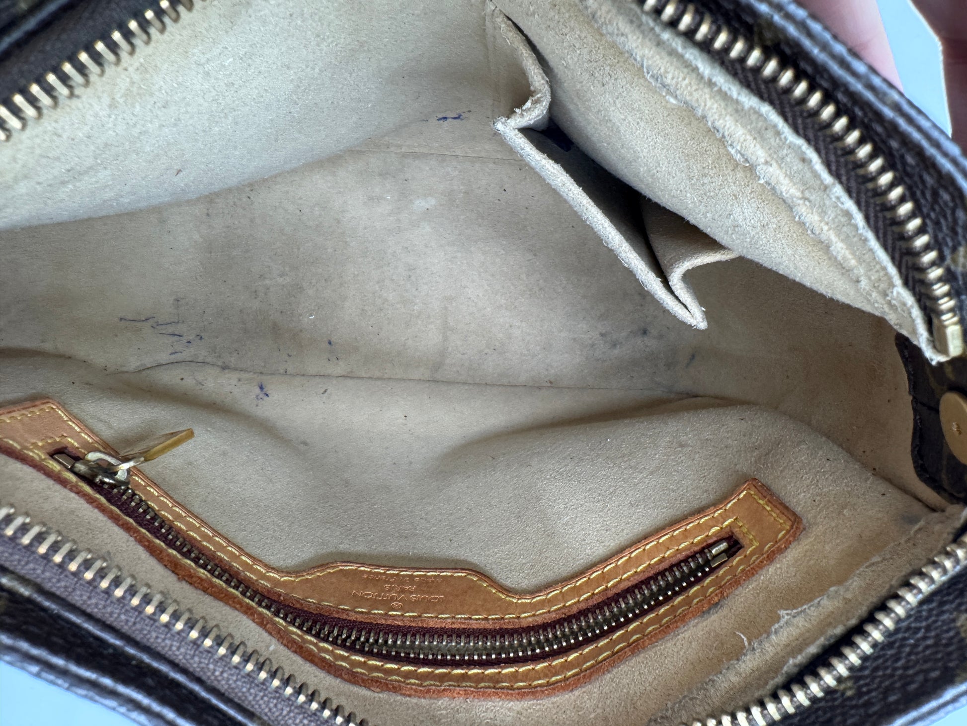 Innenansicht der luxury secondhand Louis Vuitton Mini Looping in monogram – organisiert und stilvoll.