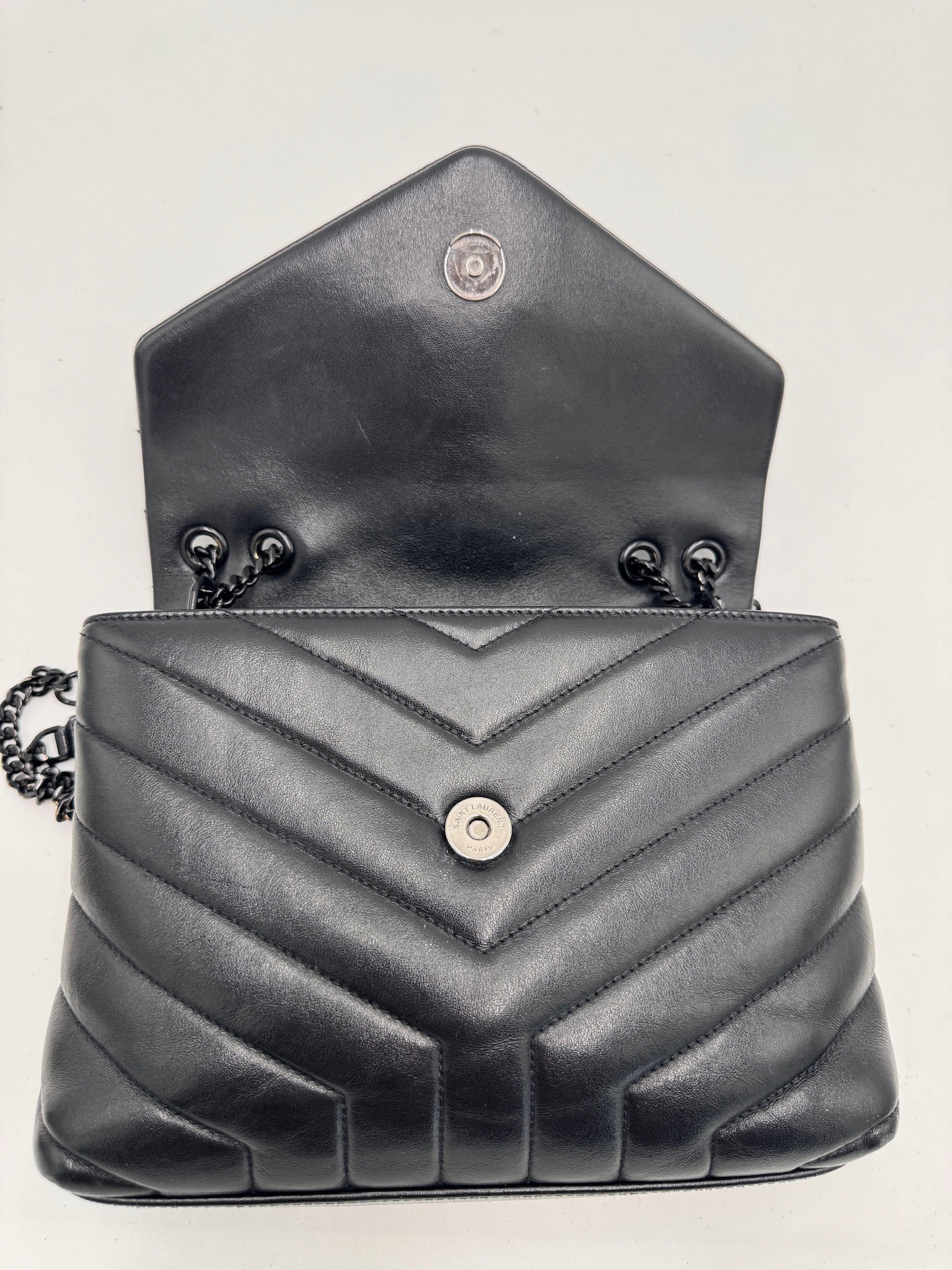 Innenansicht der preloved Saint Laurent Lou Lou Medium in Schwarz – organisiert und stilvoll.