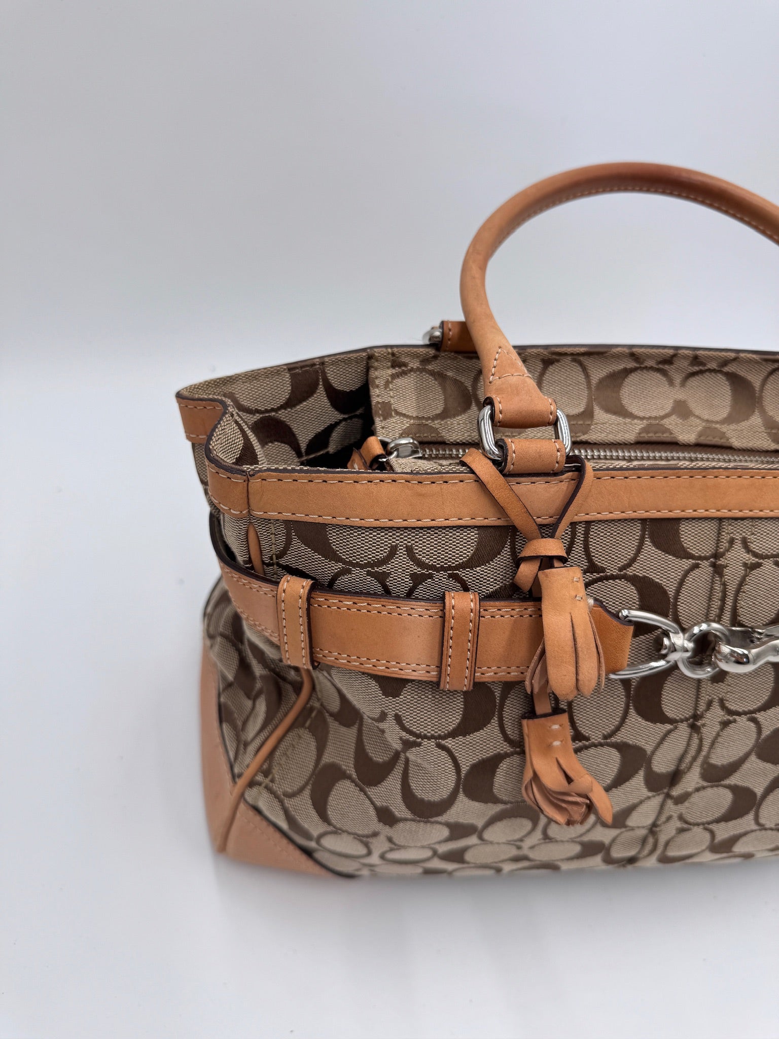 Hardware-Detailansicht der vintage Coach Shoulder Bag – glänzend in Szene gesetzt.