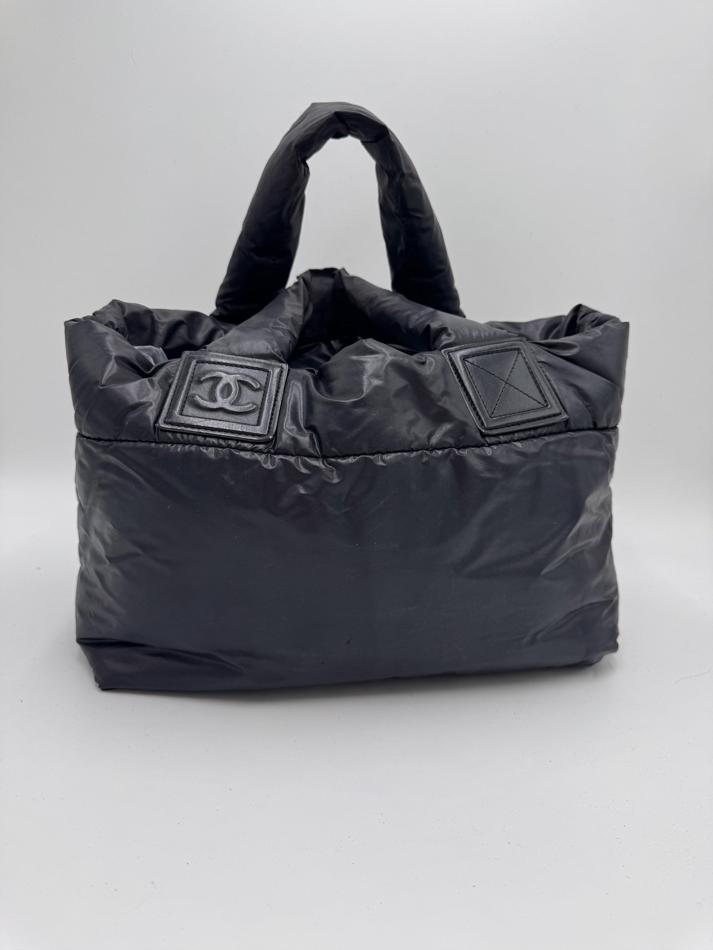 Gesamtansicht der Schwarz preloved Chanel Puffer Series Nylon in Größe Large.