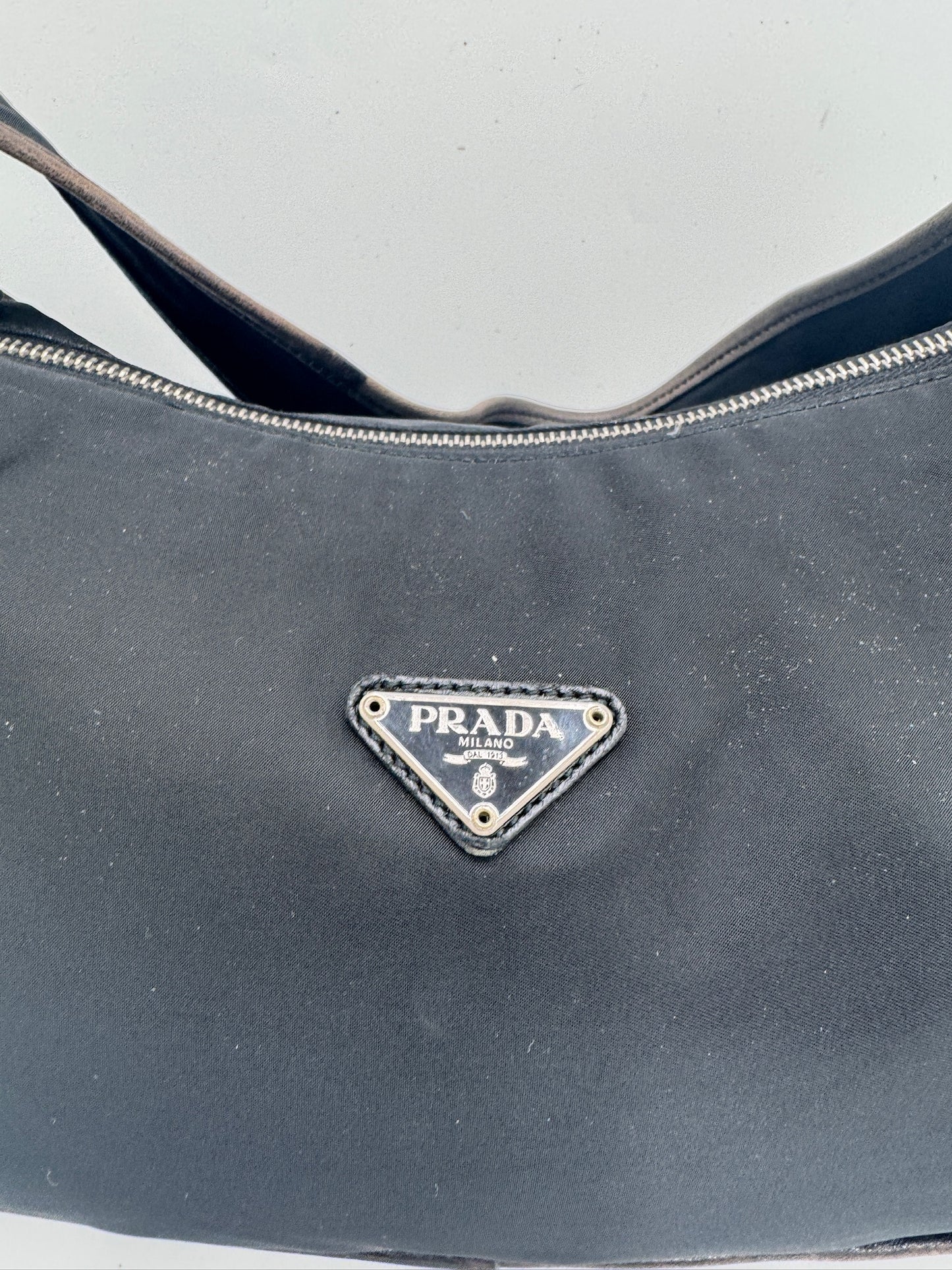 Hardware-Detailansicht der pre-owned Prada One Shoulder Nylon – glänzend in Szene gesetzt.