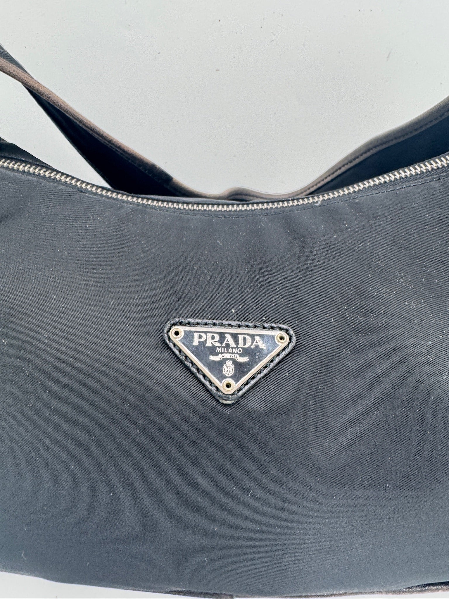 Hardware-Detailansicht der pre-owned Prada One Shoulder Nylon – glänzend in Szene gesetzt.