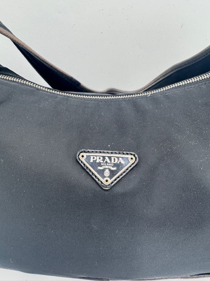 Hardware-Detailansicht der pre-owned Prada One Shoulder Nylon – glänzend in Szene gesetzt.