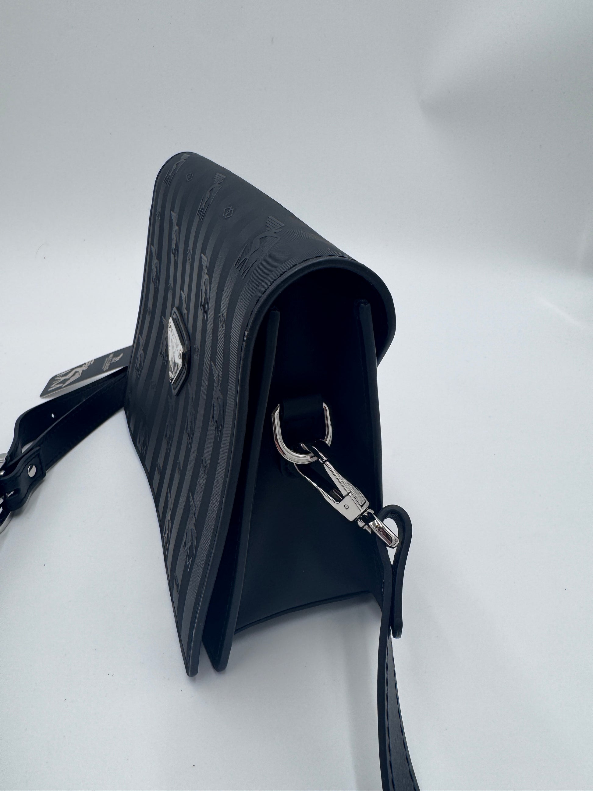 Seitliche Ansicht der Maison Mollerus Crossbody, Details des Leders
