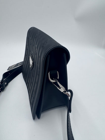 Seitliche Ansicht der Maison Mollerus Crossbody, Details des Leders