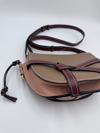 Bodenansicht der braun Loewe Gate Bag, Crossbody-Design.