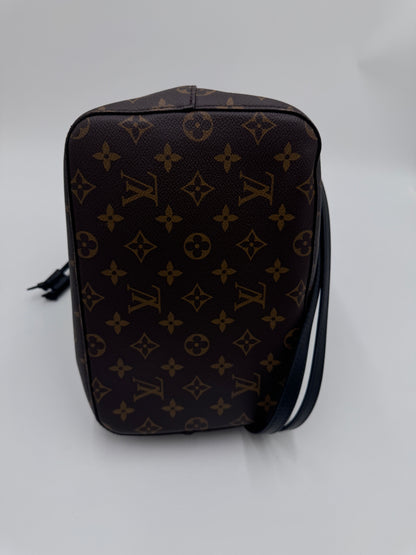 Bodenansicht der monogram Louis Vuitton NeoNoe, Totebag-Design.