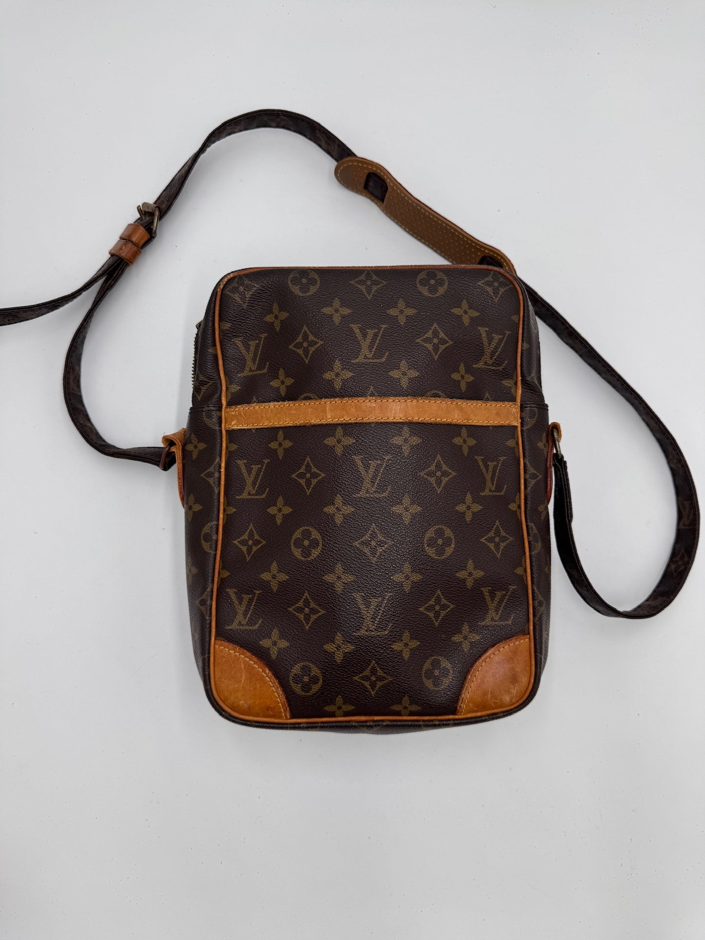 Gesamtansicht der Monogram vintage Louis Vuitton Danube (Crossbody Festival) in Größe Medium.