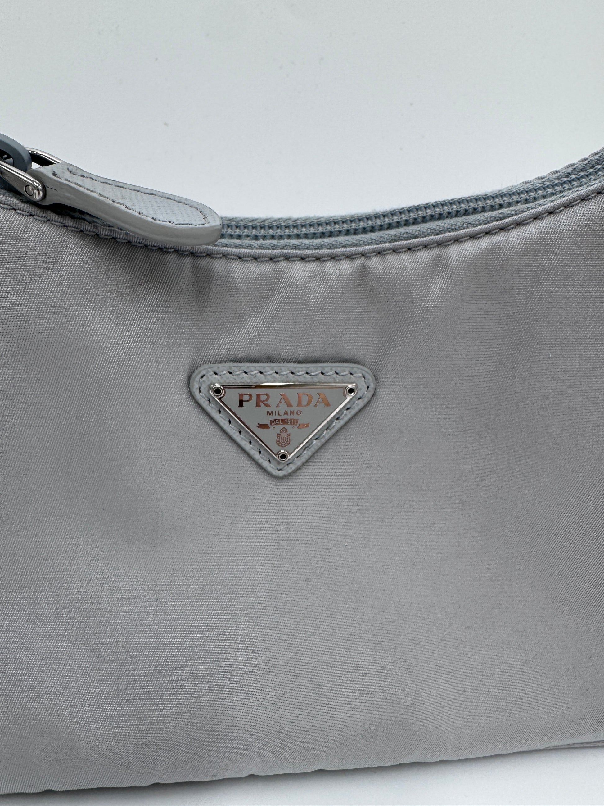 Akzente & Hardware dieser blau secondhand Prada Re-Edition 2000 im Fokus.