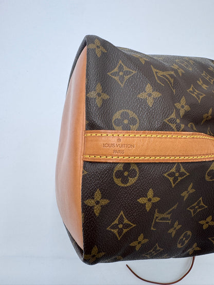 Detailaufnahme der Seitenansicht dieser monogram vintage Beuteltasche-Tasche.