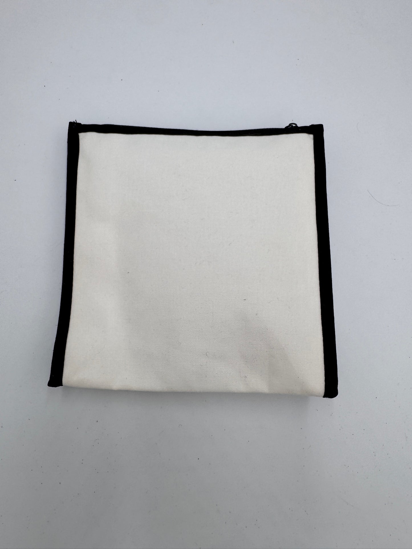 Rückseite der Weiss luxury secondhand Chanel Pouch – klassisch & zeitlos.