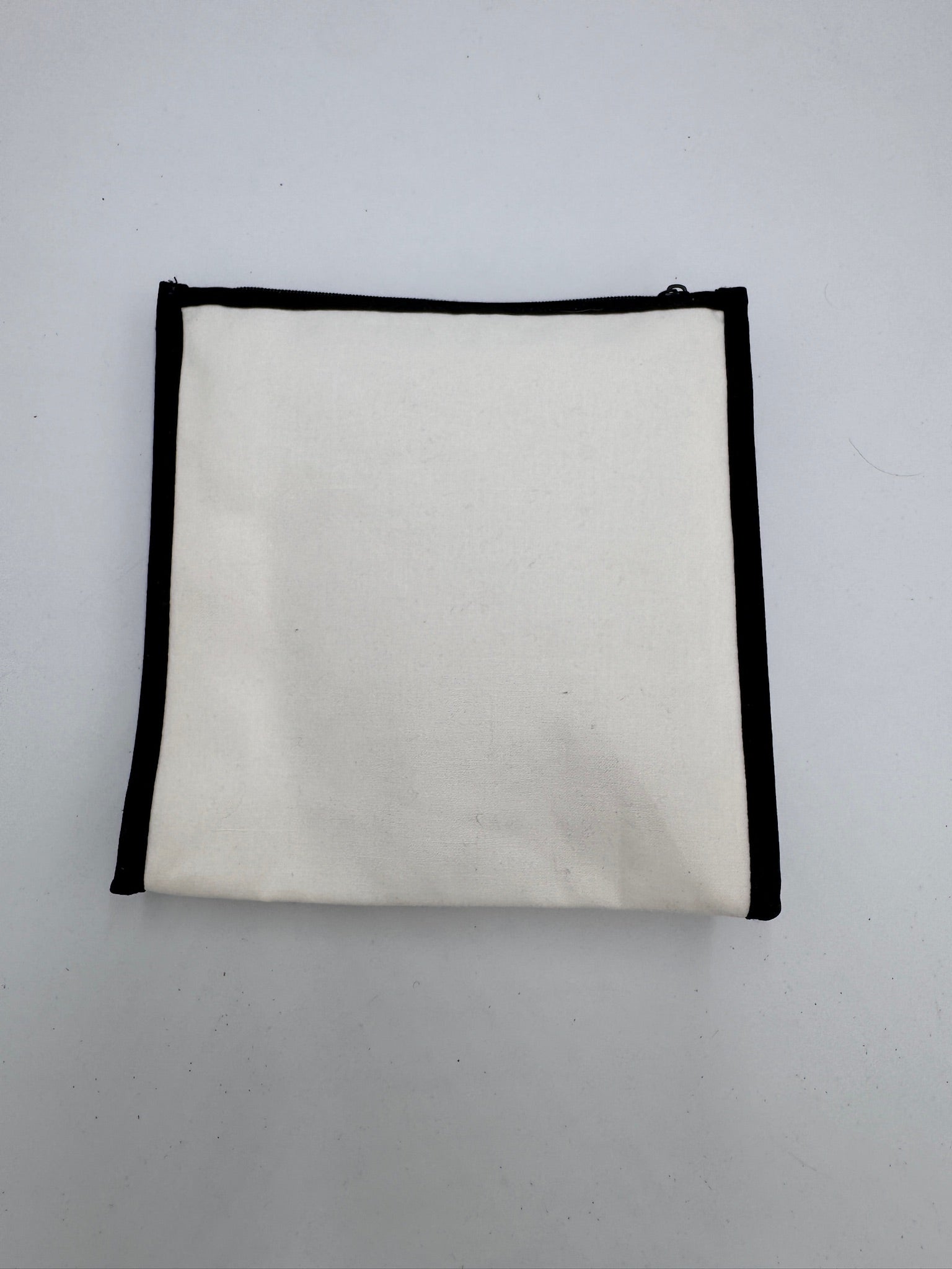 Rückseite der Weiss luxury secondhand Chanel Pouch – klassisch & zeitlos.