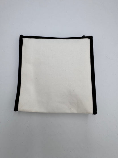 Rückseite der Weiss luxury secondhand Chanel Pouch – klassisch & zeitlos.