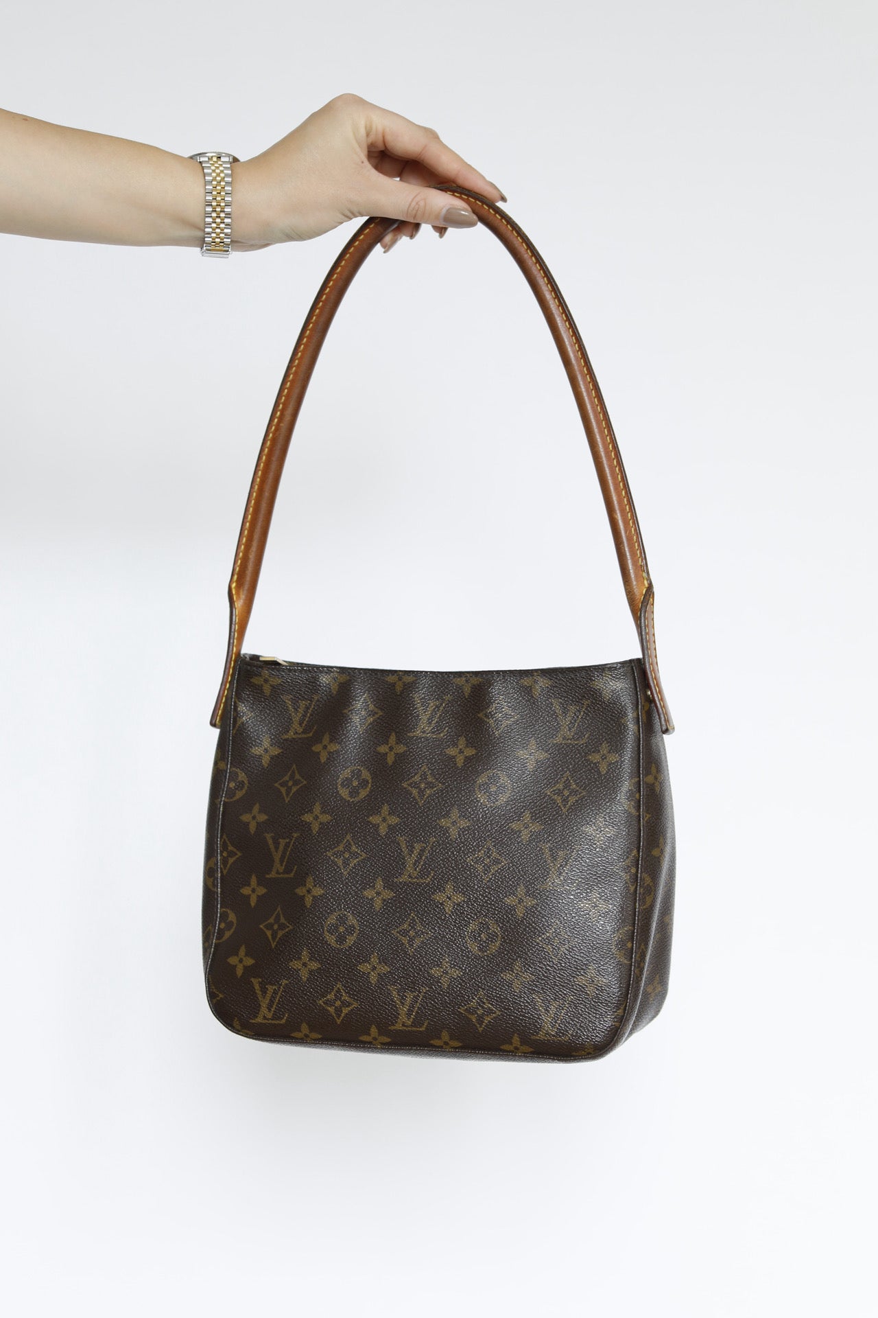Frontalansicht der pre-owned Louis Vuitton Mini Looping in monogram.