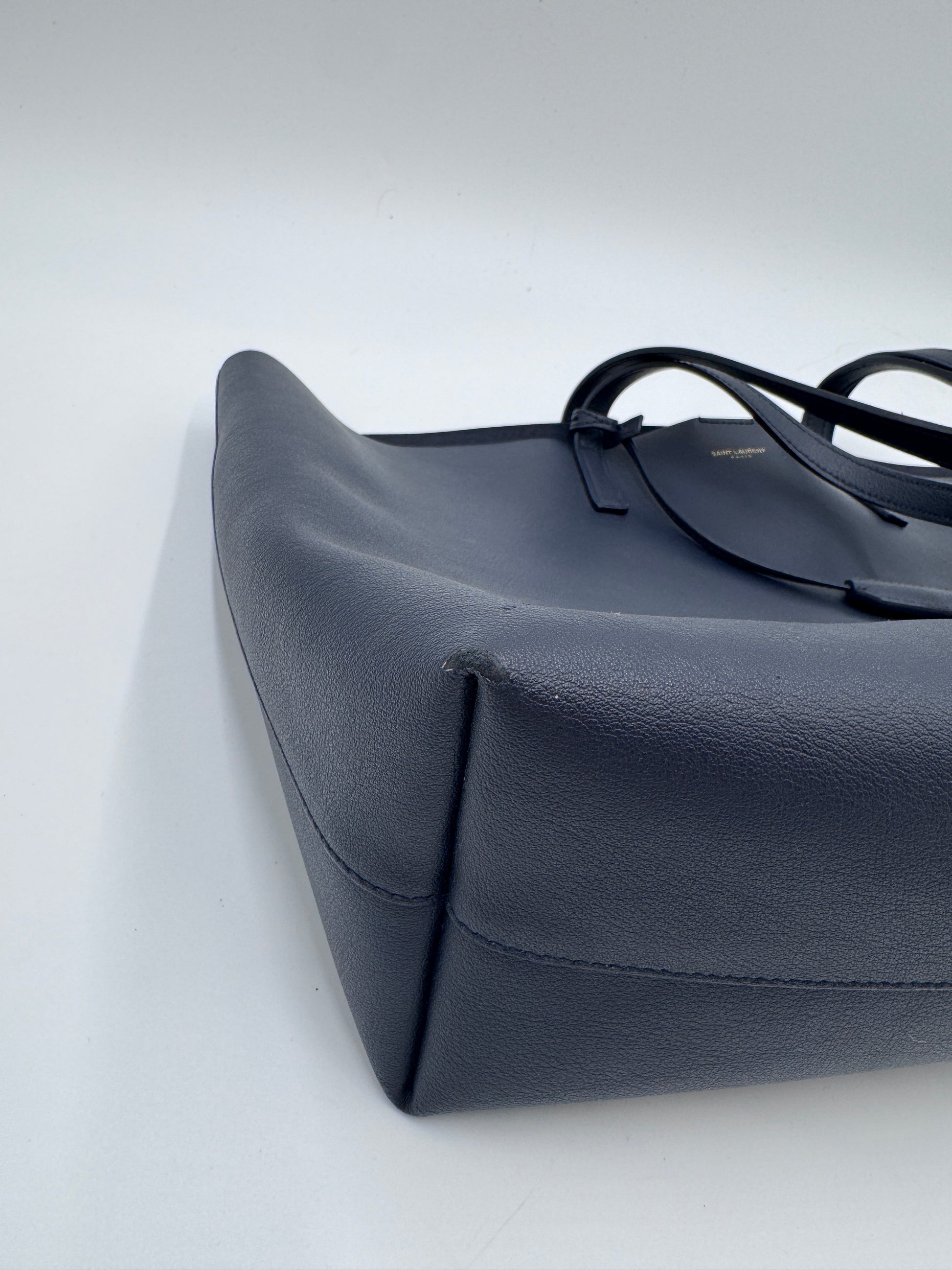 Bodenansicht der schwarz Saint Laurent Shoulder Bag, Crossbody-Design.