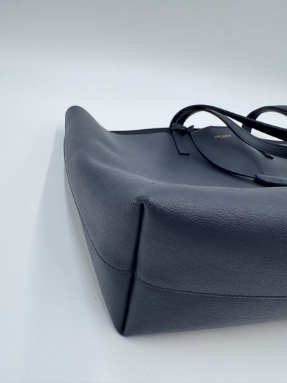 Bodenansicht der schwarz Saint Laurent Shoulder Bag, Crossbody-Design.