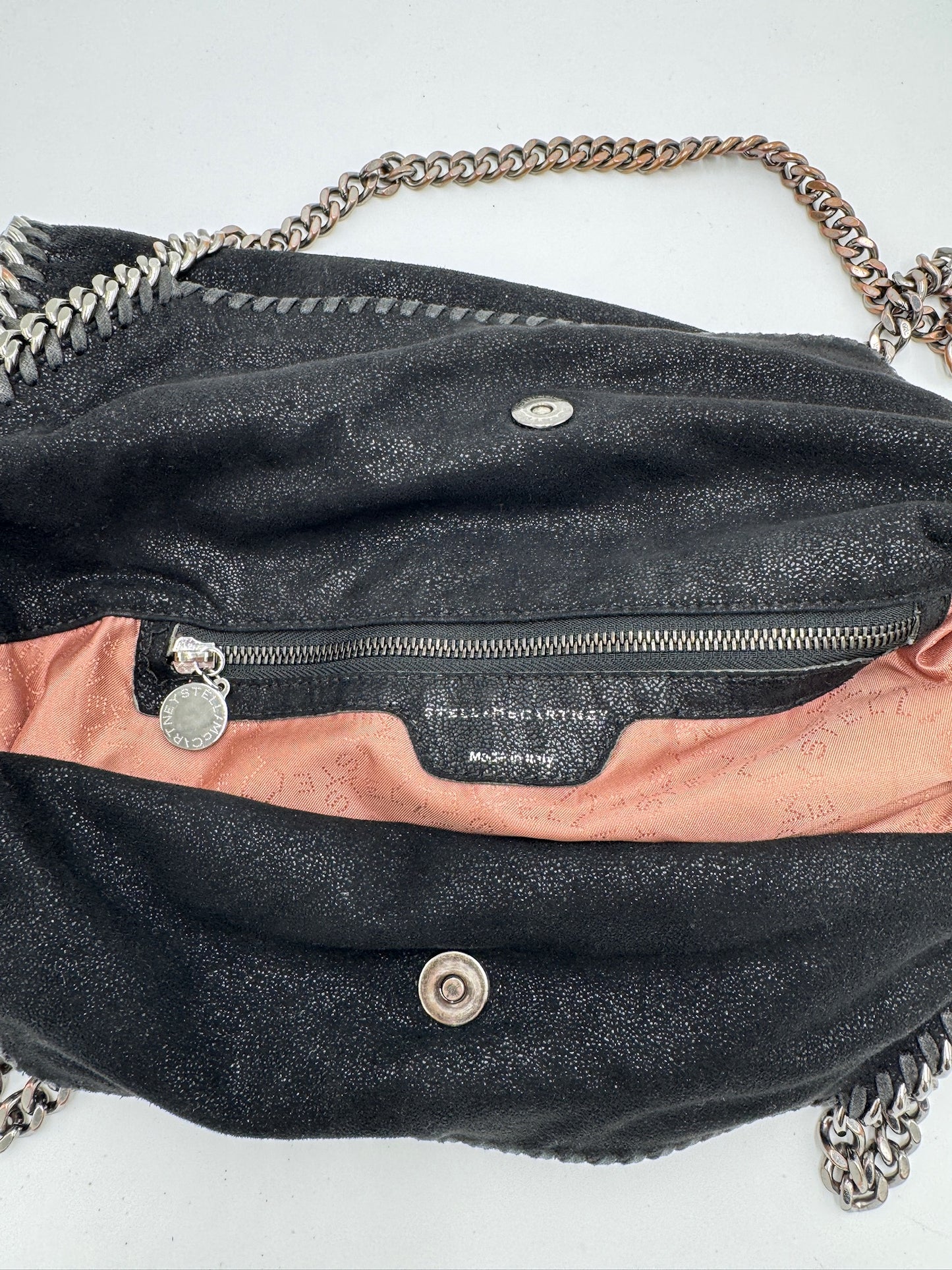 Innenansicht der vintage Stella McCartney Falabella Maci in Schwarz – organisiert und stilvoll.