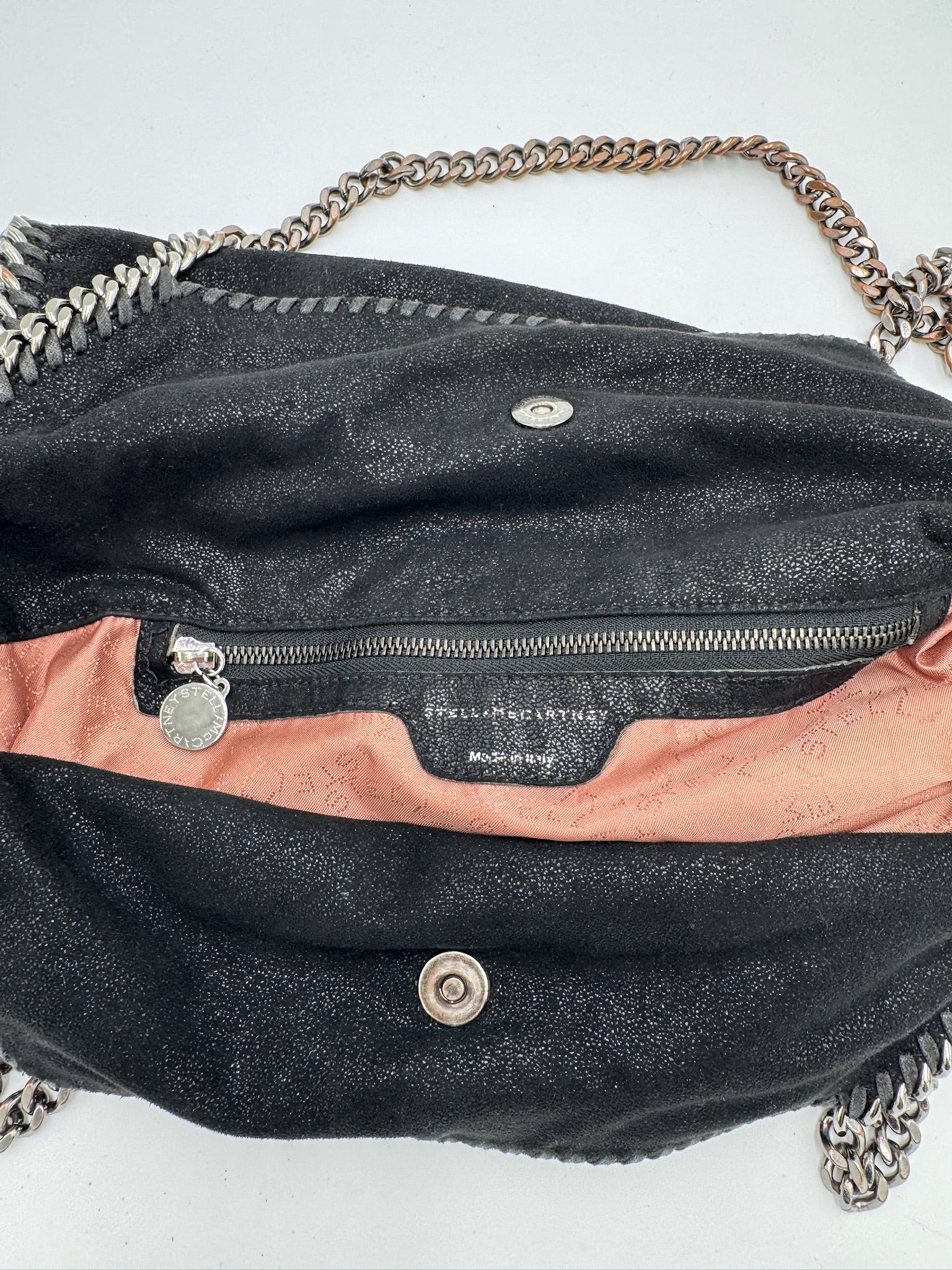 Innenansicht der vintage Stella McCartney Falabella Maci in Schwarz – organisiert und stilvoll.