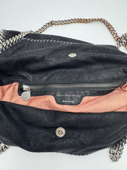 Innenansicht der vintage Stella McCartney Falabella Maci in Schwarz – organisiert und stilvoll.