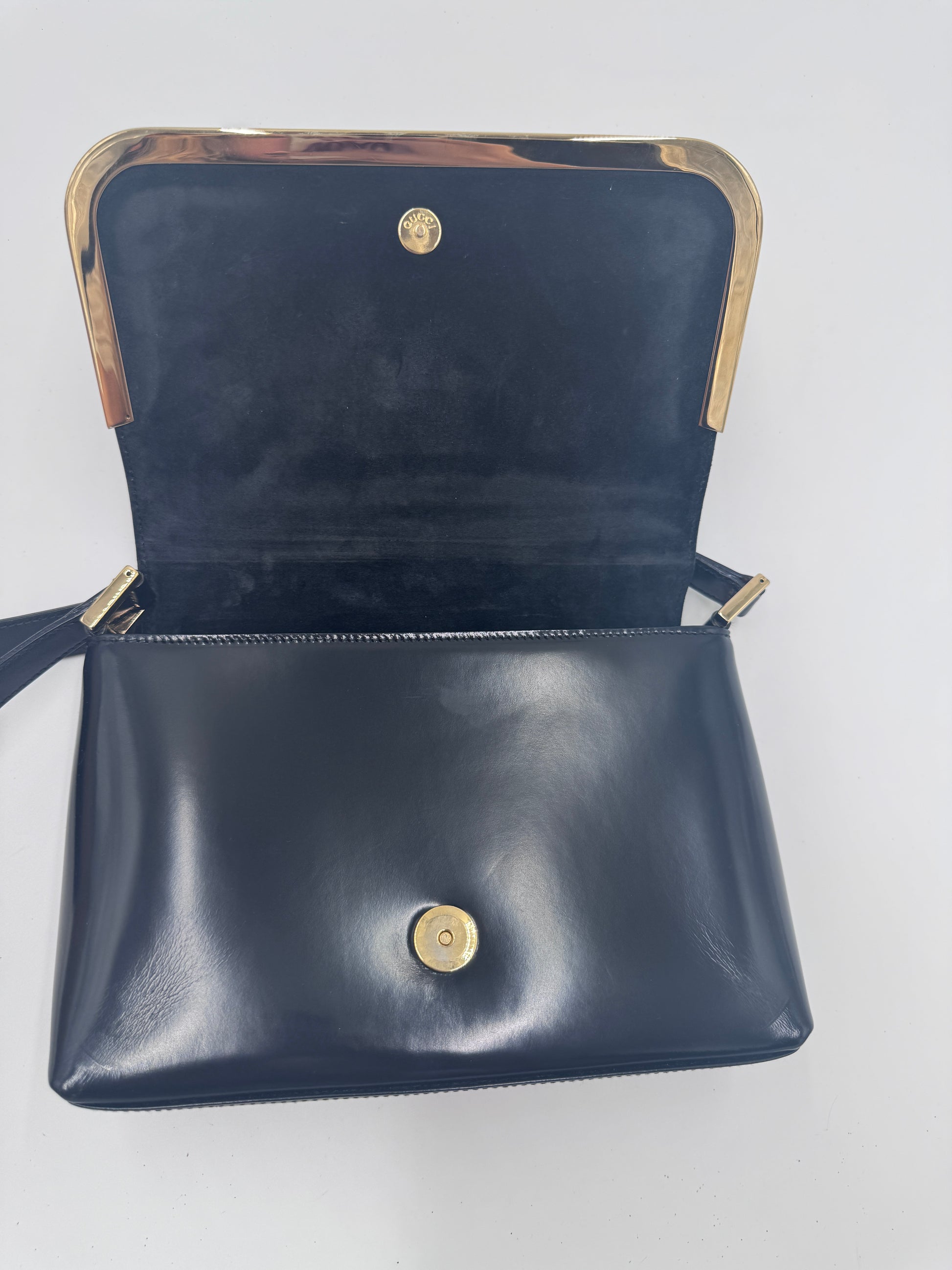 Innenraum dieser luxuriösen Gucci Shoulder Bag – Secondhand-Stil mit Klasse.