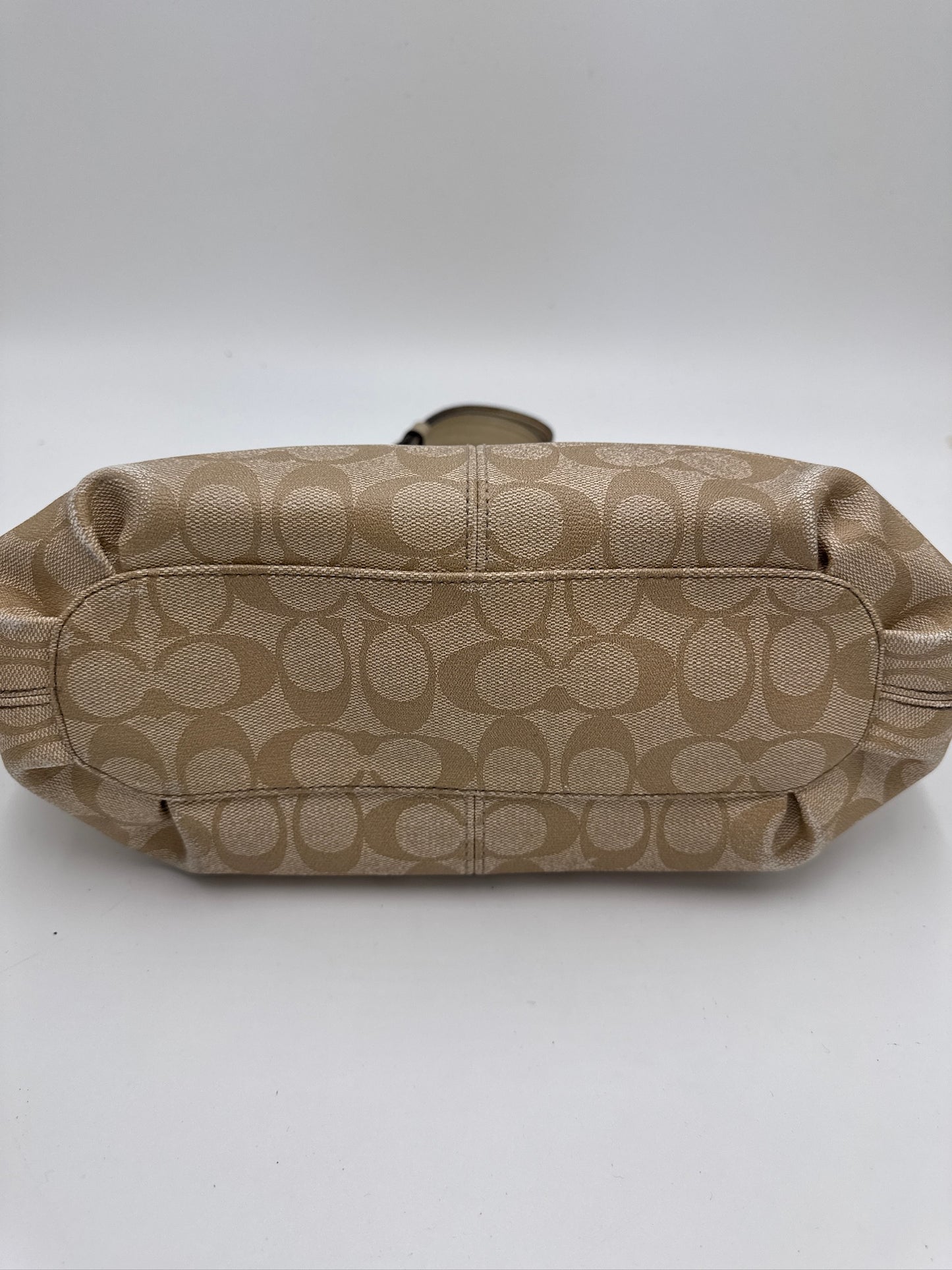 Unterseite dieser luxury secondhand Coach Shoulder Bag mit edlem Look in Gold.