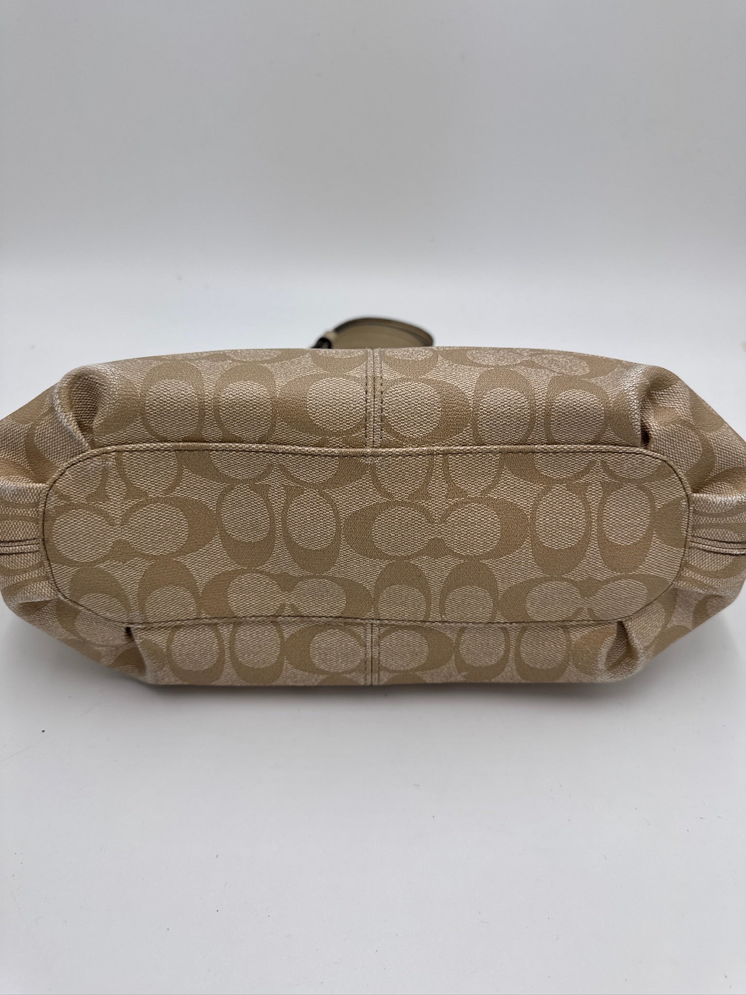 Unterseite dieser luxury secondhand Coach Shoulder Bag mit edlem Look in Gold.