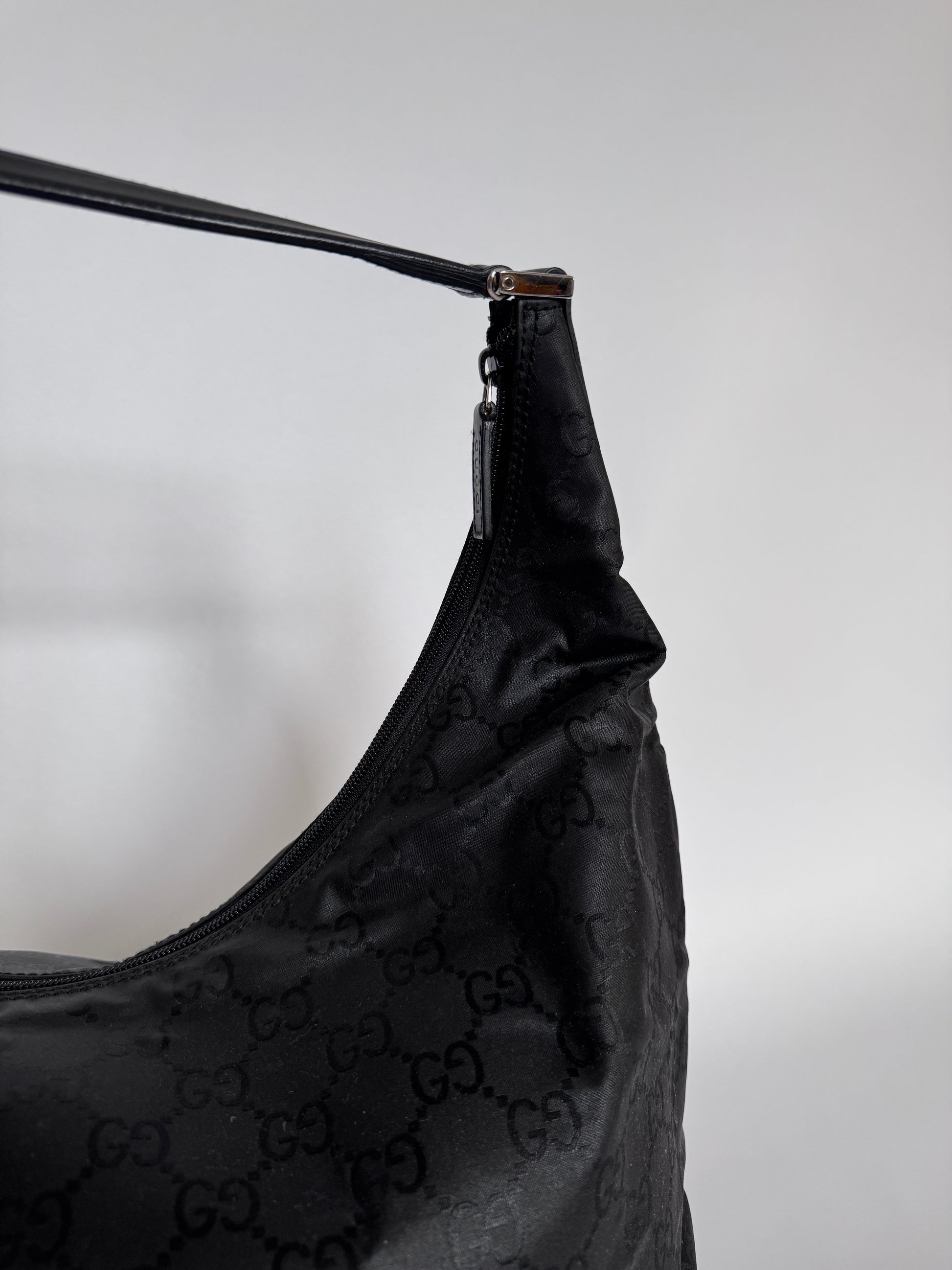 Exklusive Ansicht von Details der luxury secondhand Gucci Reisetasche (Reisegepäck).